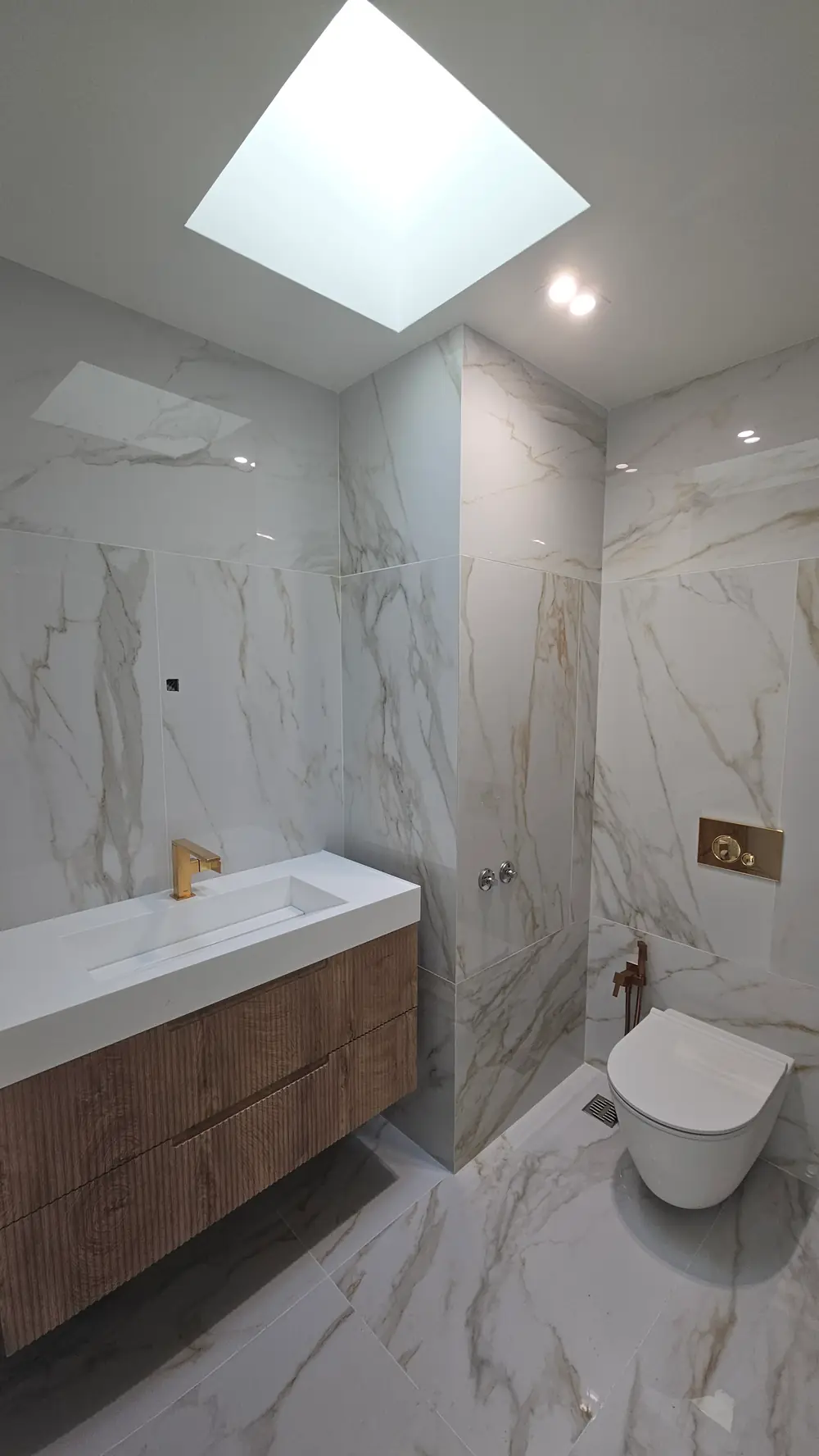 Casa de banho em mármore com claraboia