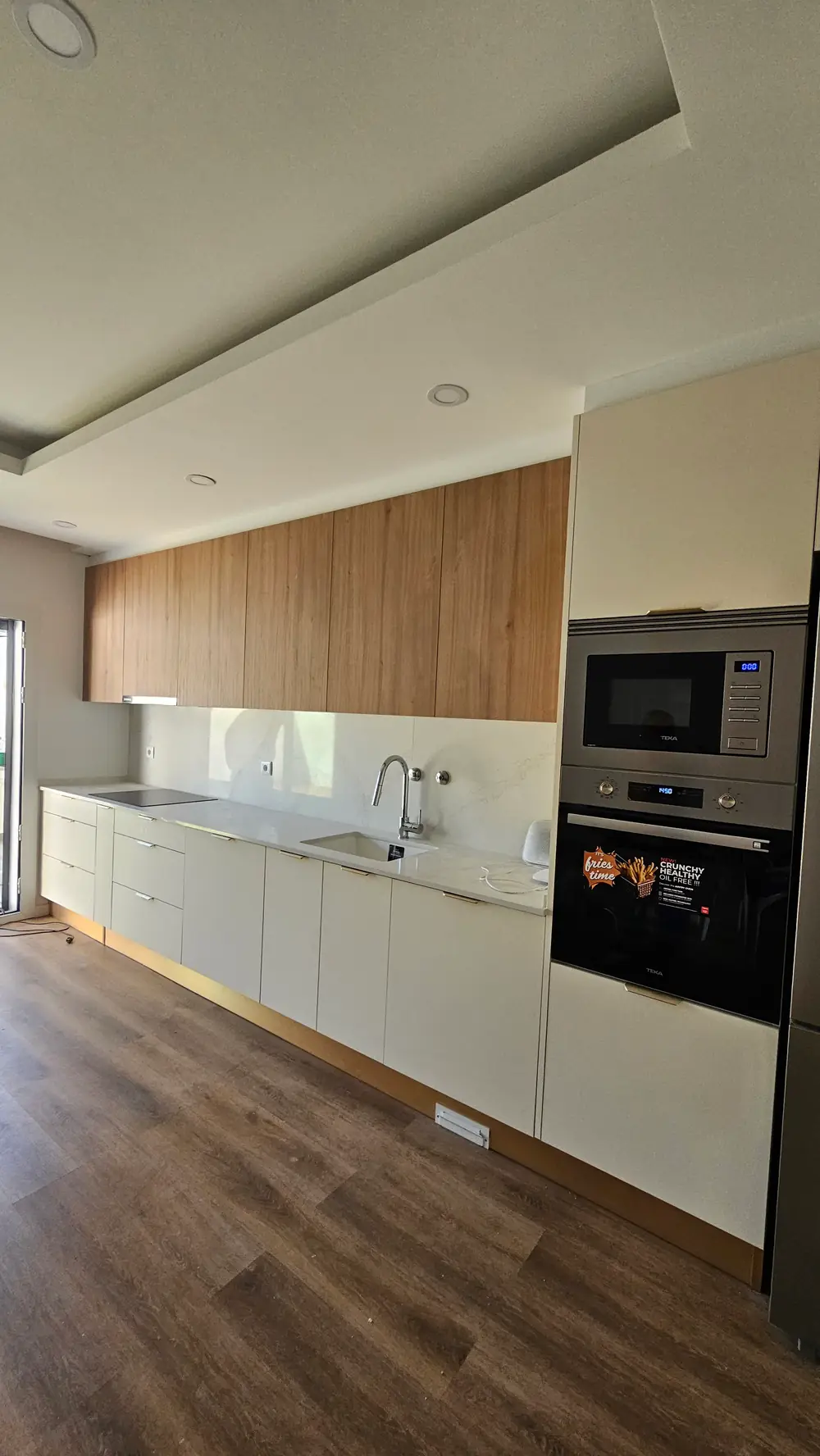 Cozinha nova com lava-loiça instalado