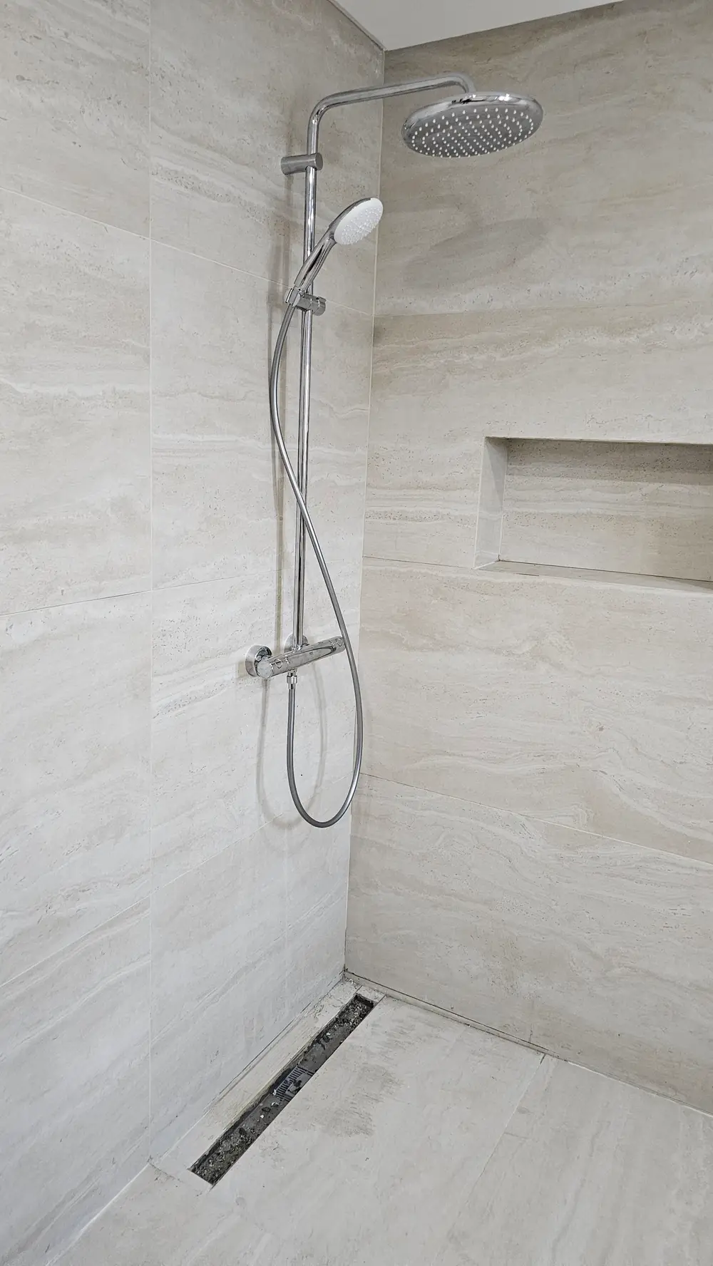 Duche com ralo linear e nicho
