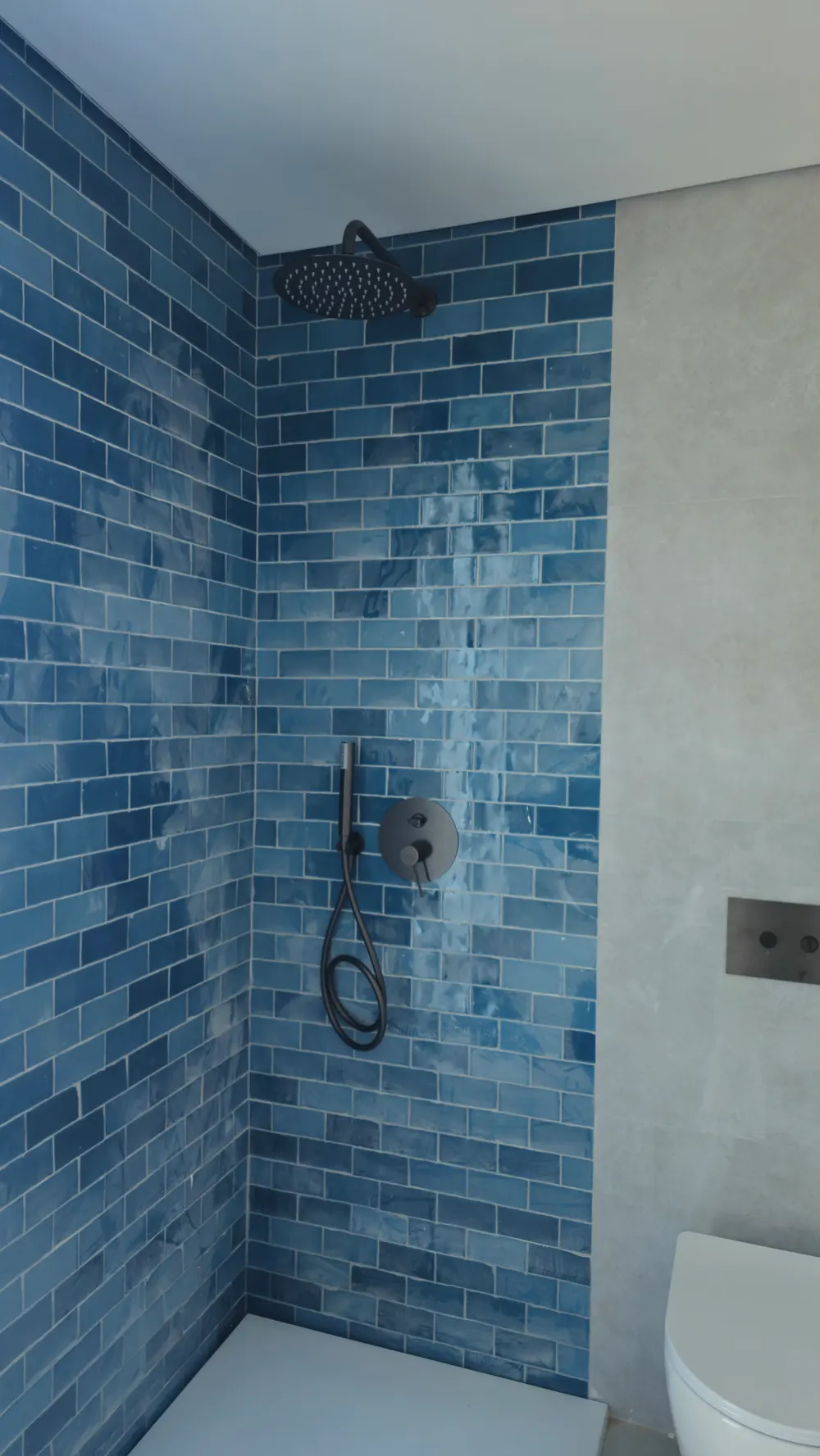 Duche com revestimento azul