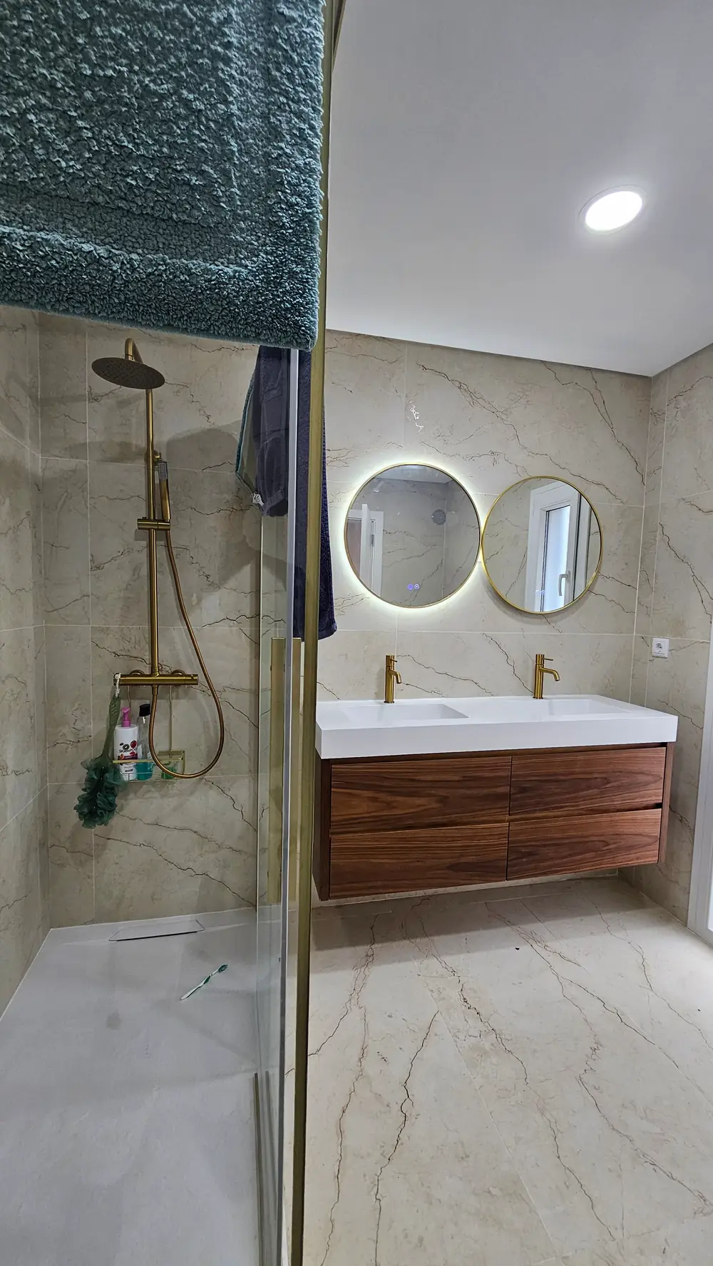 Duche dourado com resguardo em vidro