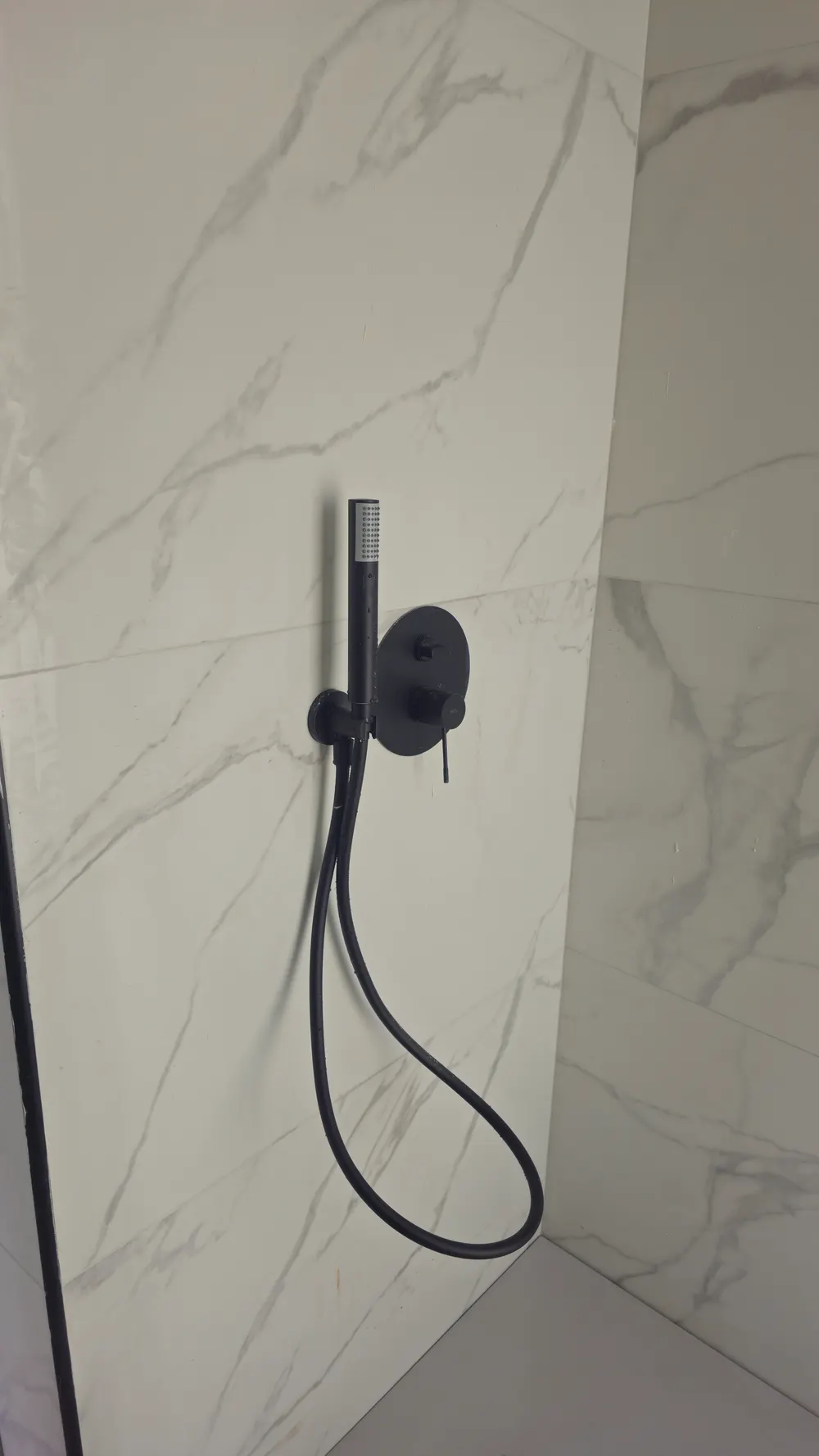 Duche em mármore branco com ferragens pretas