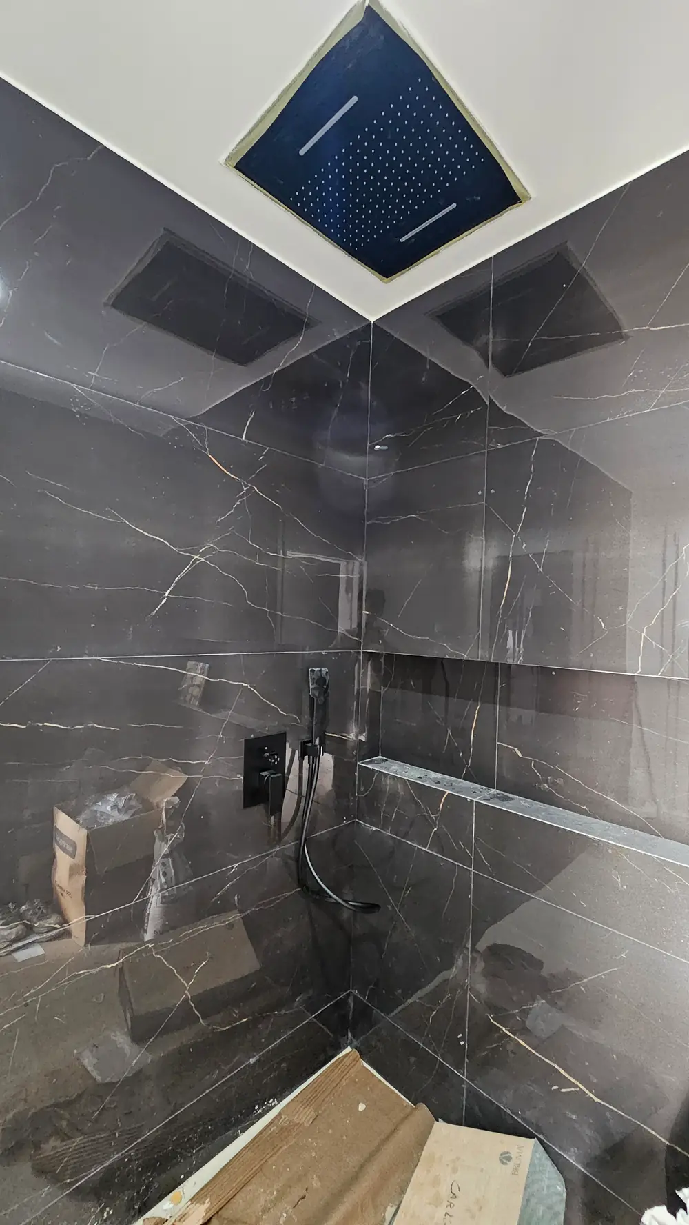 Duche em mármore com painel de teto