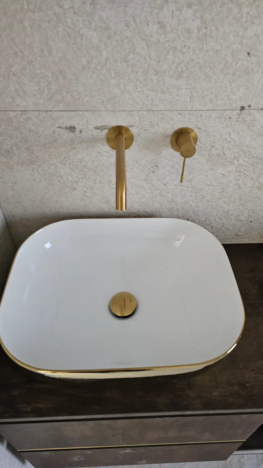 Lavatório de pousar com aro dourado