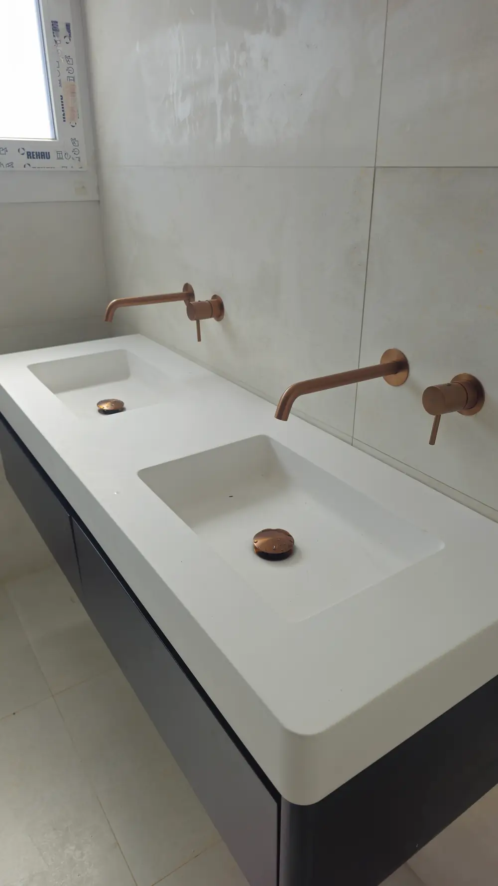 Lavatórios duplos com torneiras em cobre