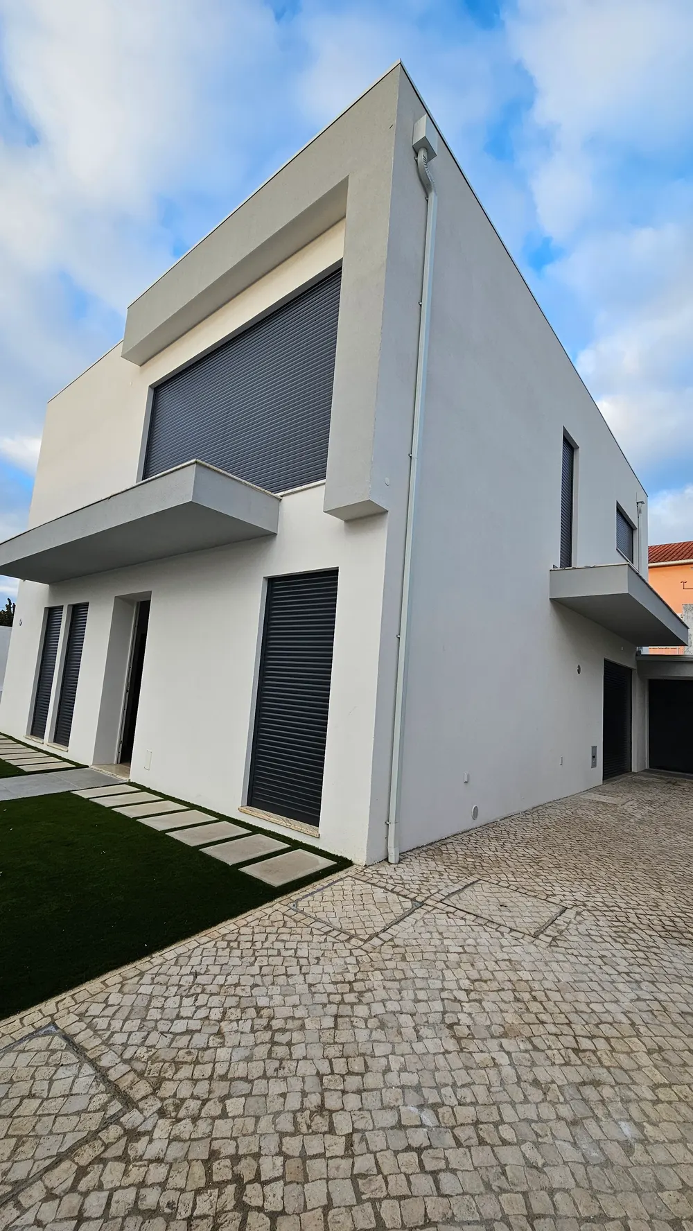 Moradia com acesso e jardim