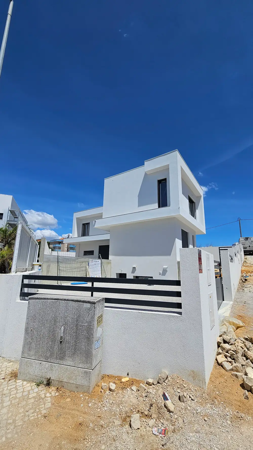 Moradia nova com muro e portão