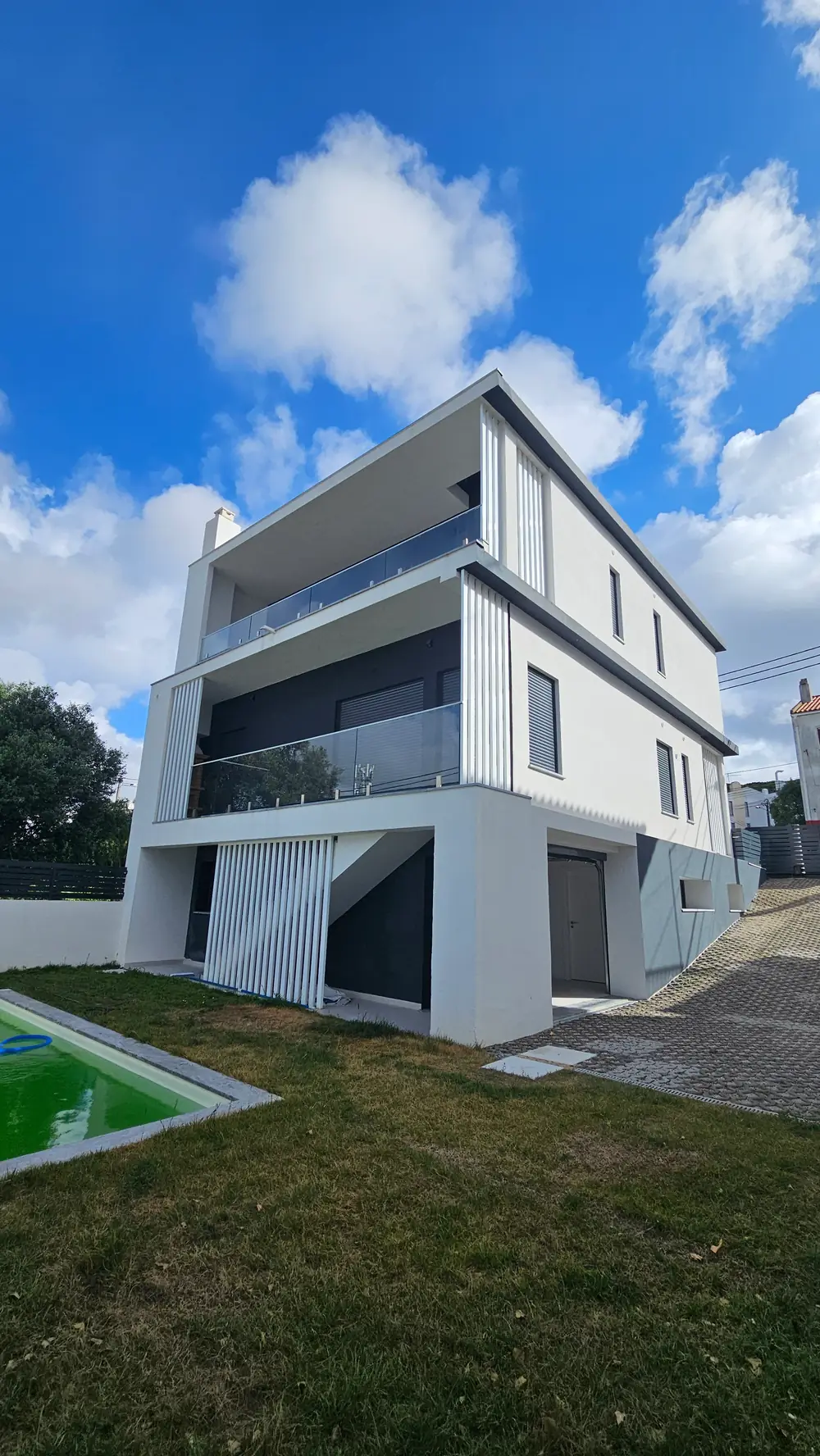 Moradia nova com piscina