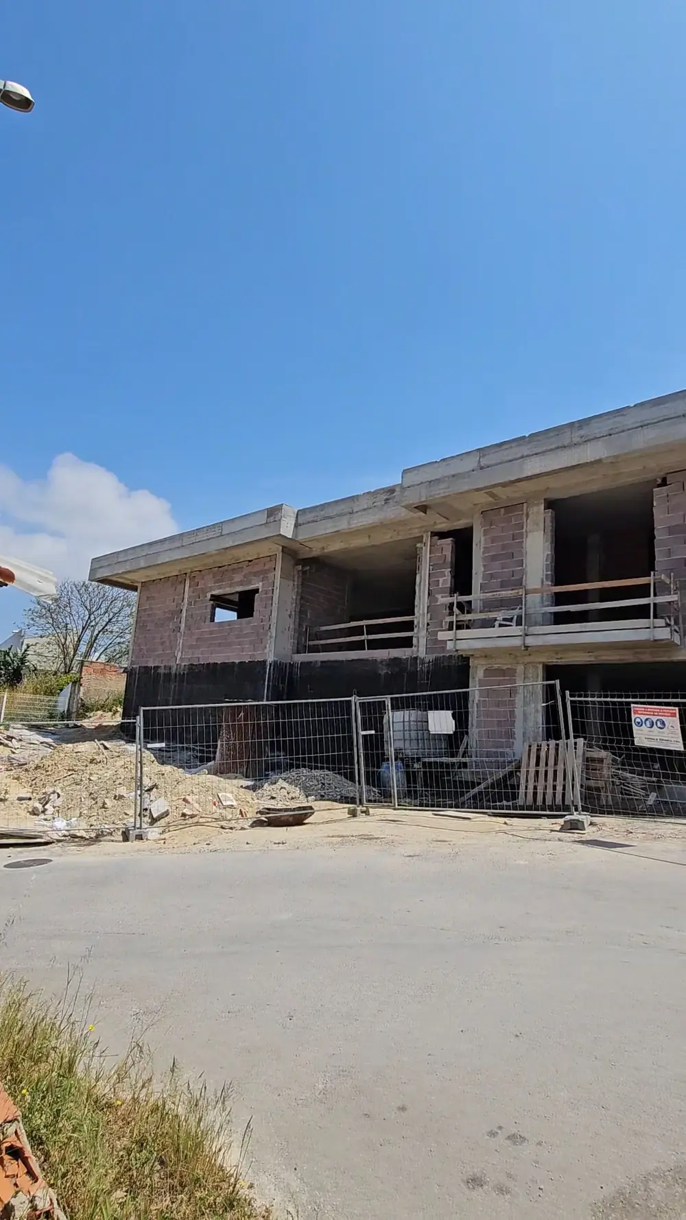 Moradias geminadas em construção