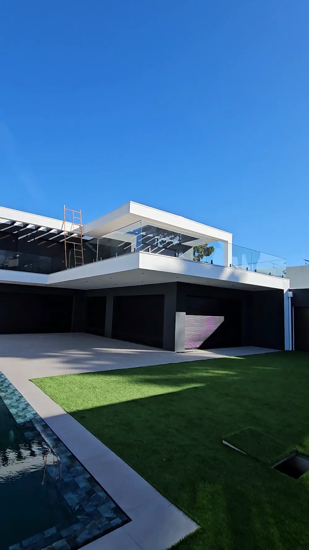 Exterior da moradia com piscina