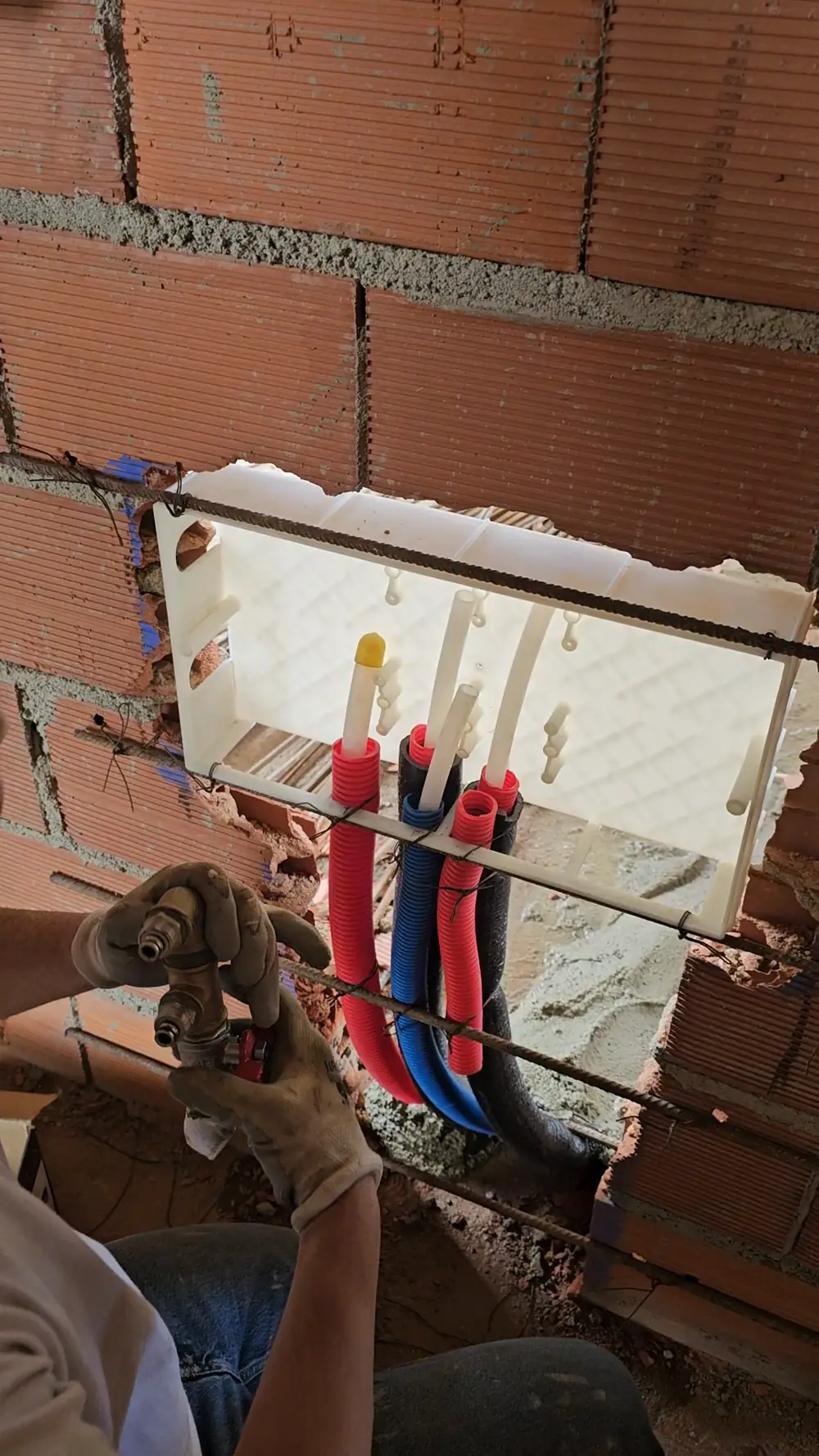 Montagem de coletor de águas em obra
